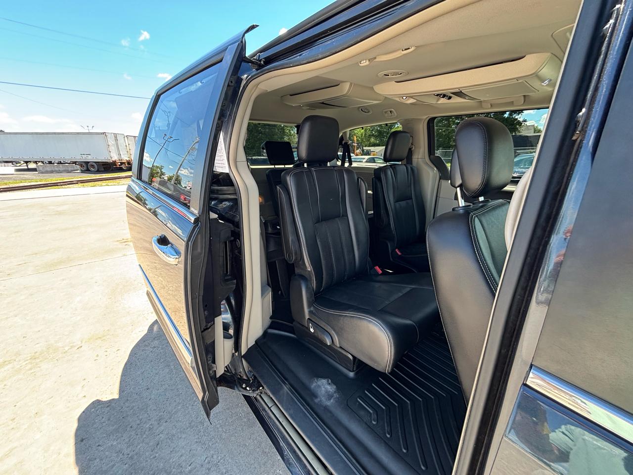 Chrysler Town & Country Touring-L 2013