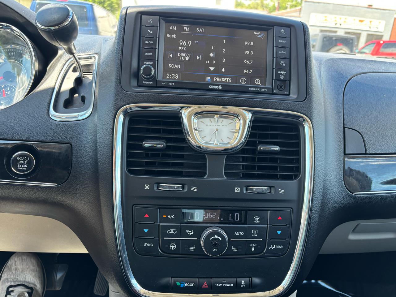 Chrysler Town & Country Touring-L 2013