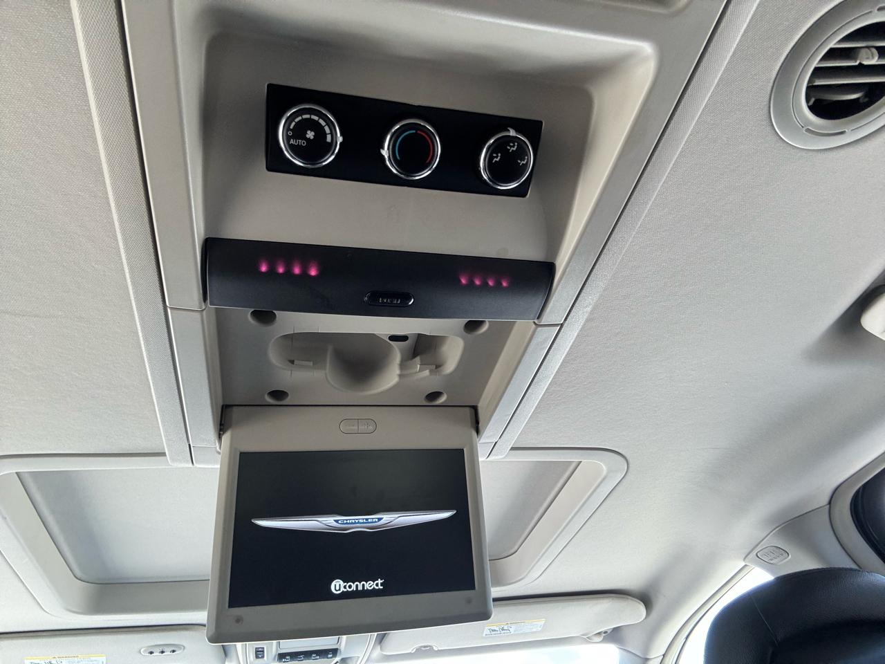 Chrysler Town & Country Touring-L 2013