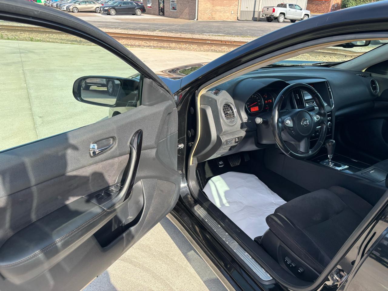 Nissan Maxima S 2010