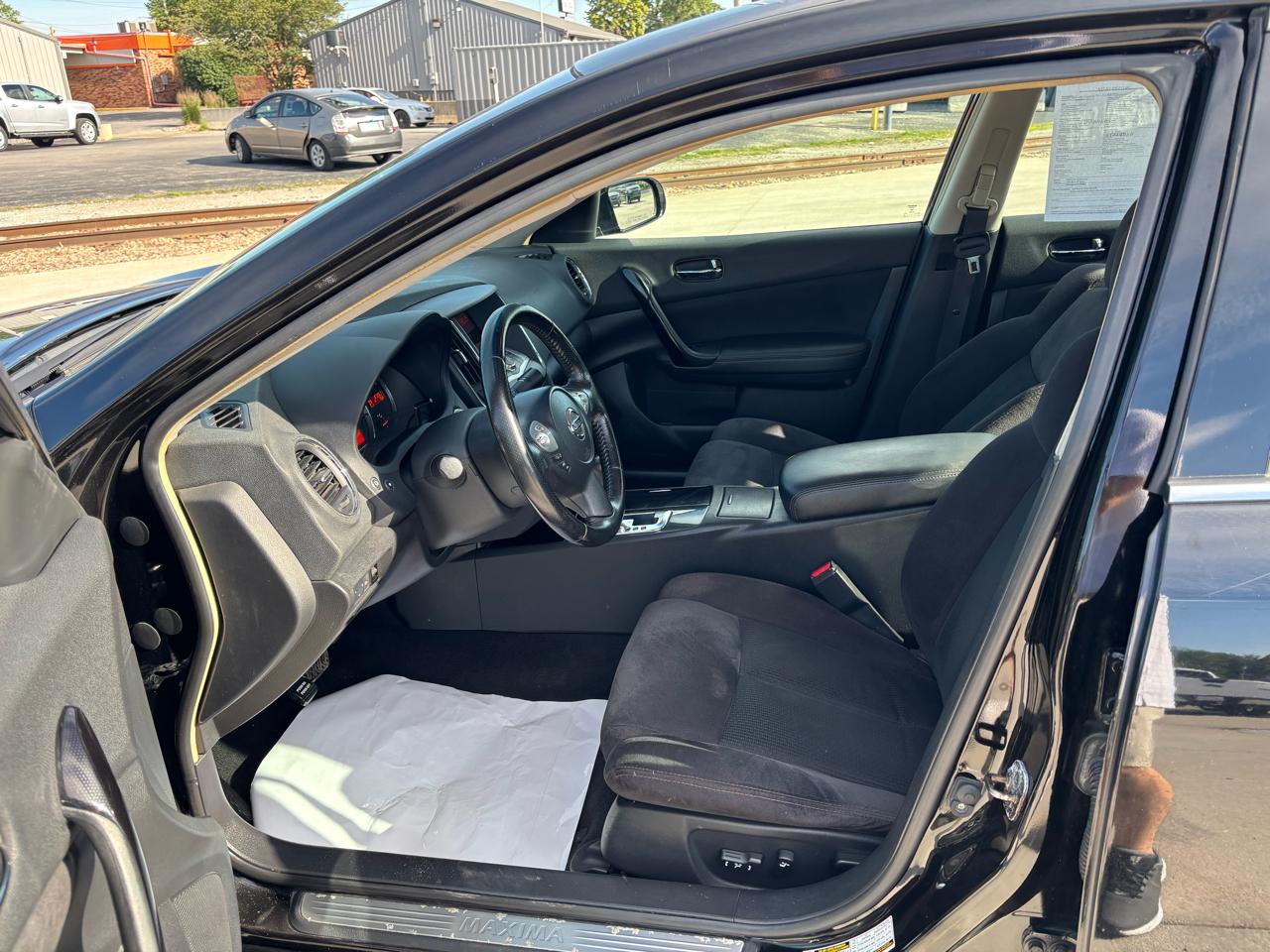 Nissan Maxima S 2010