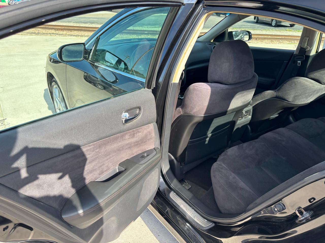 Nissan Maxima S 2010