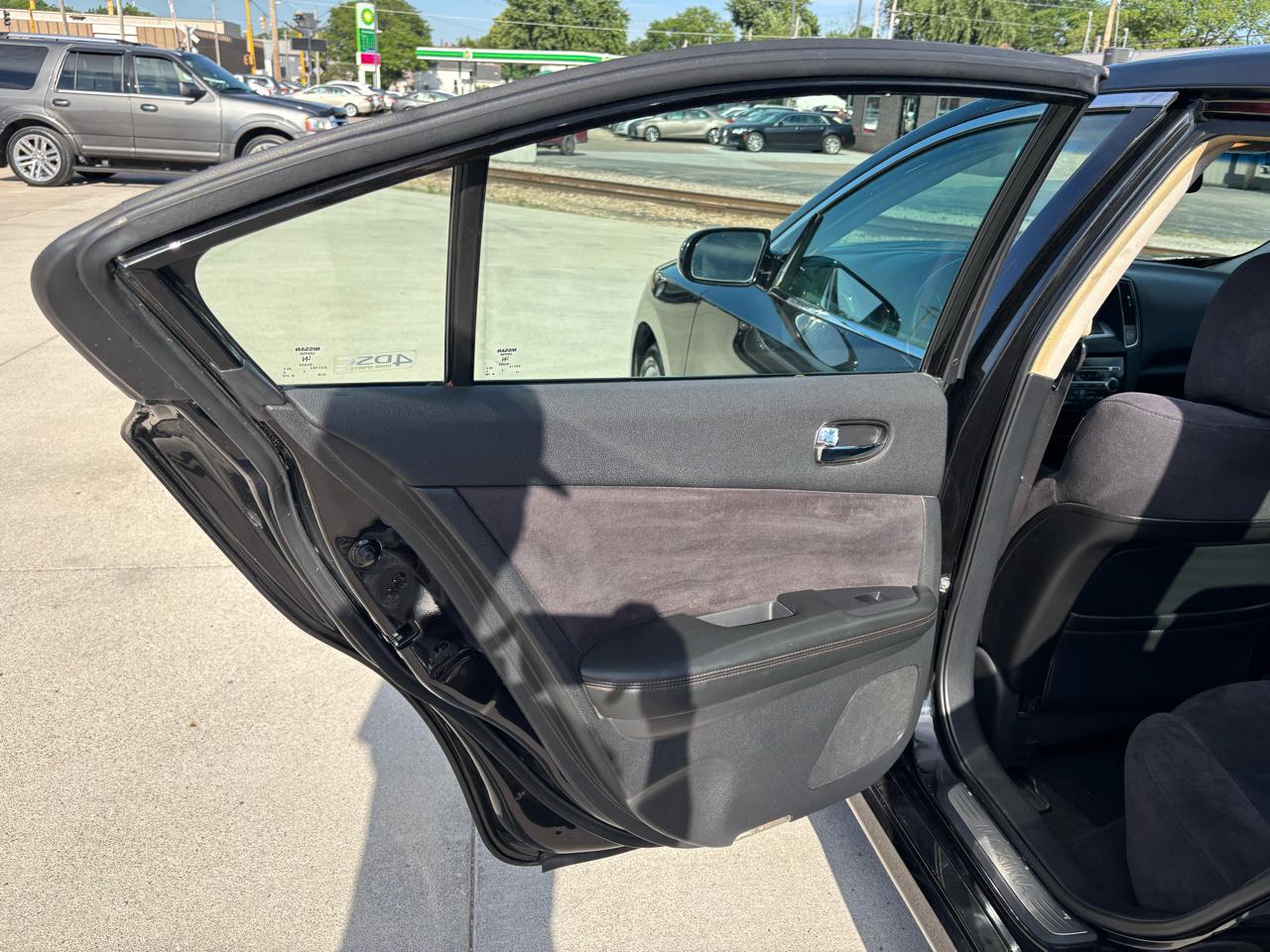 Nissan Maxima S 2010