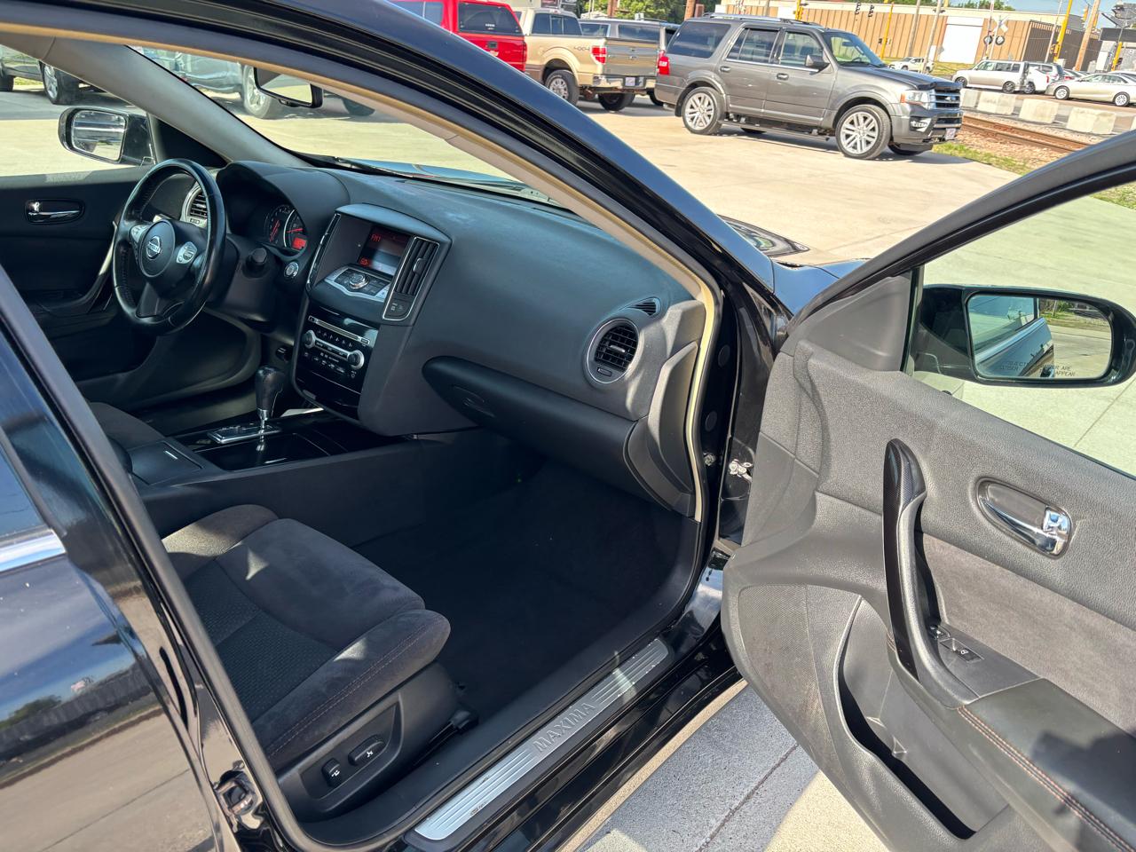 Nissan Maxima S 2010