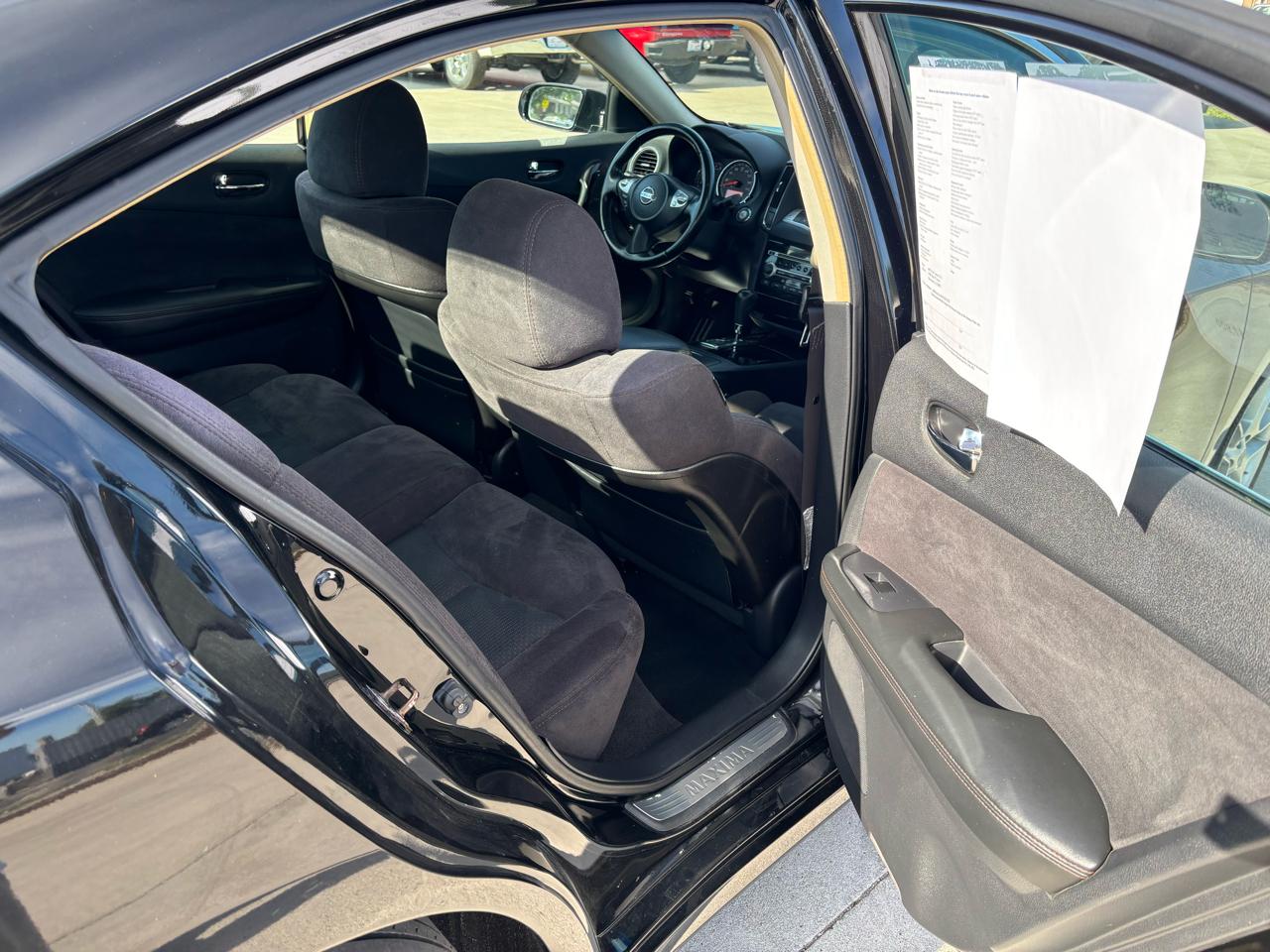 Nissan Maxima S 2010