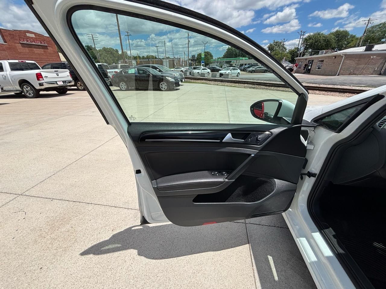 Volkswagen Golf TSI SEL 6A 2017