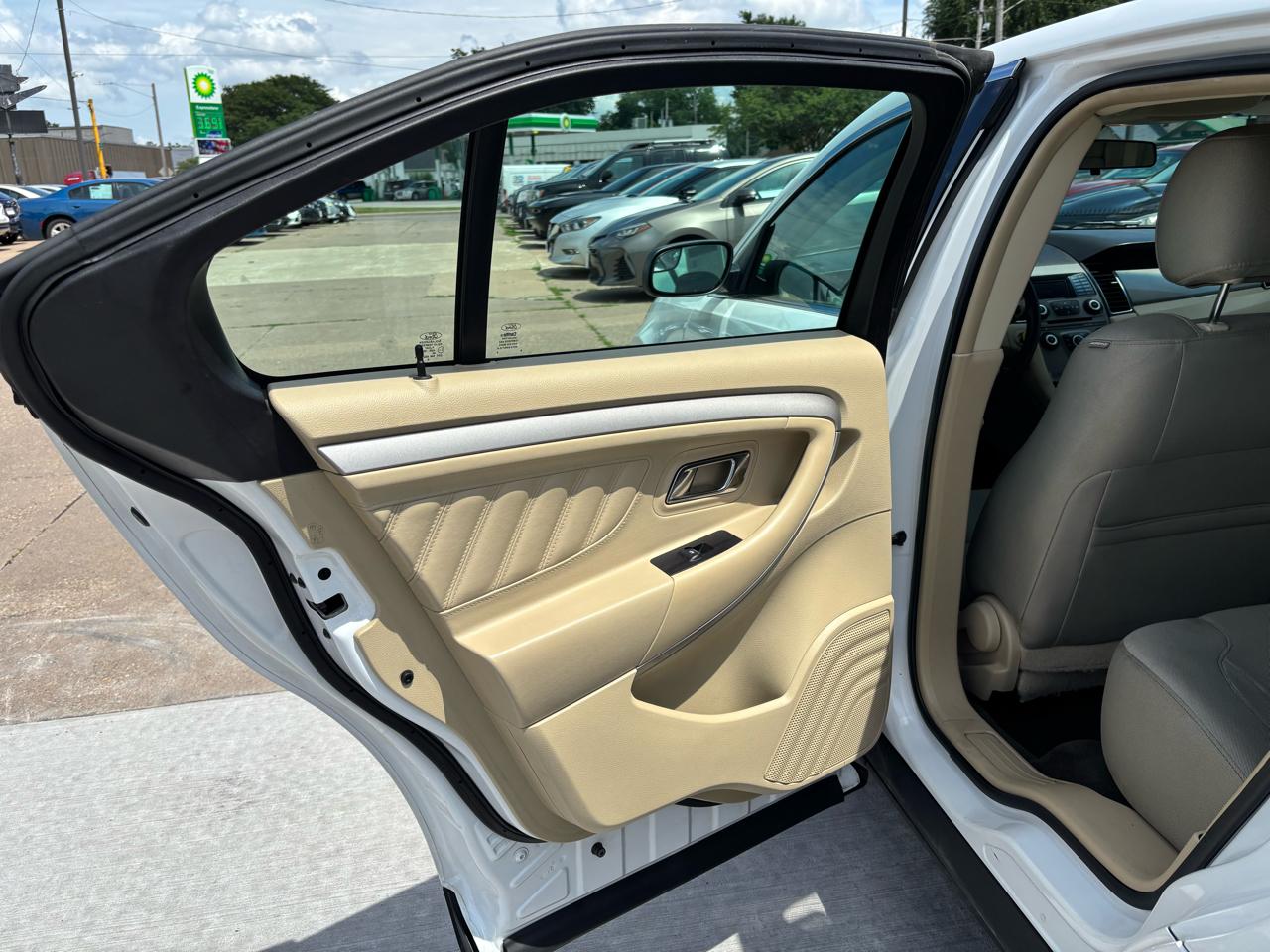 Ford Taurus SE FWD 2018