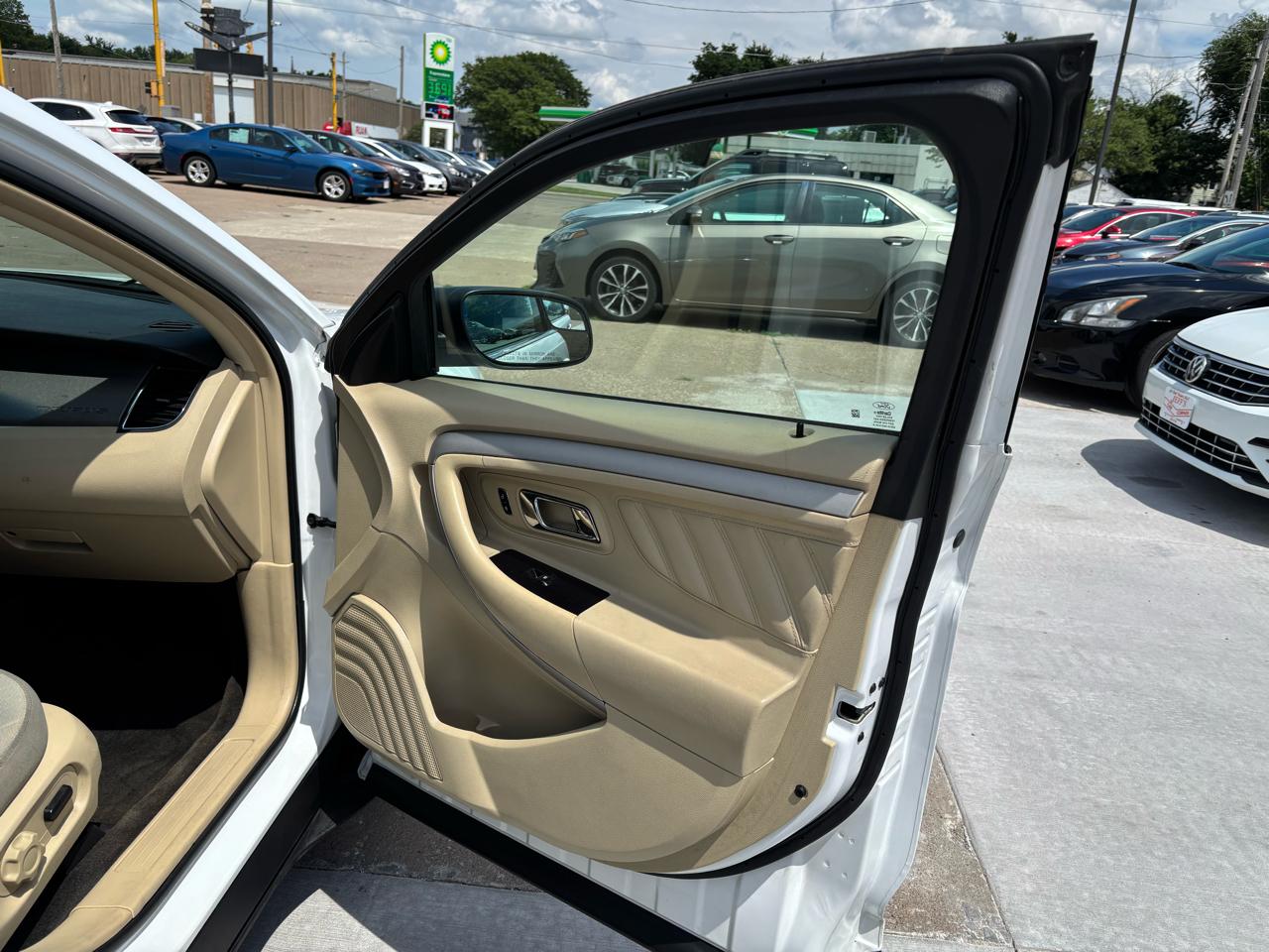 Ford Taurus SE FWD 2018