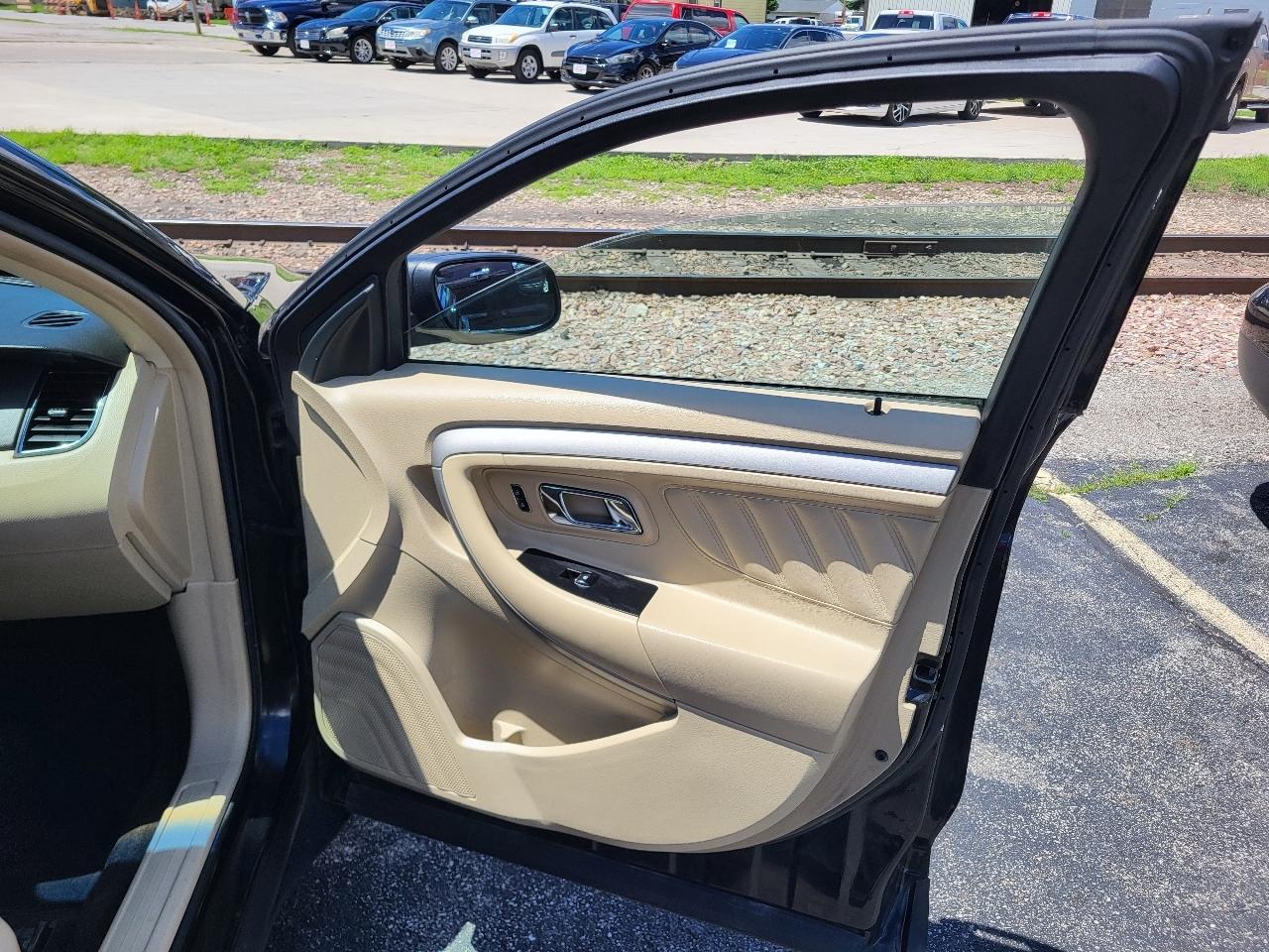 Ford Taurus SE FWD 2014