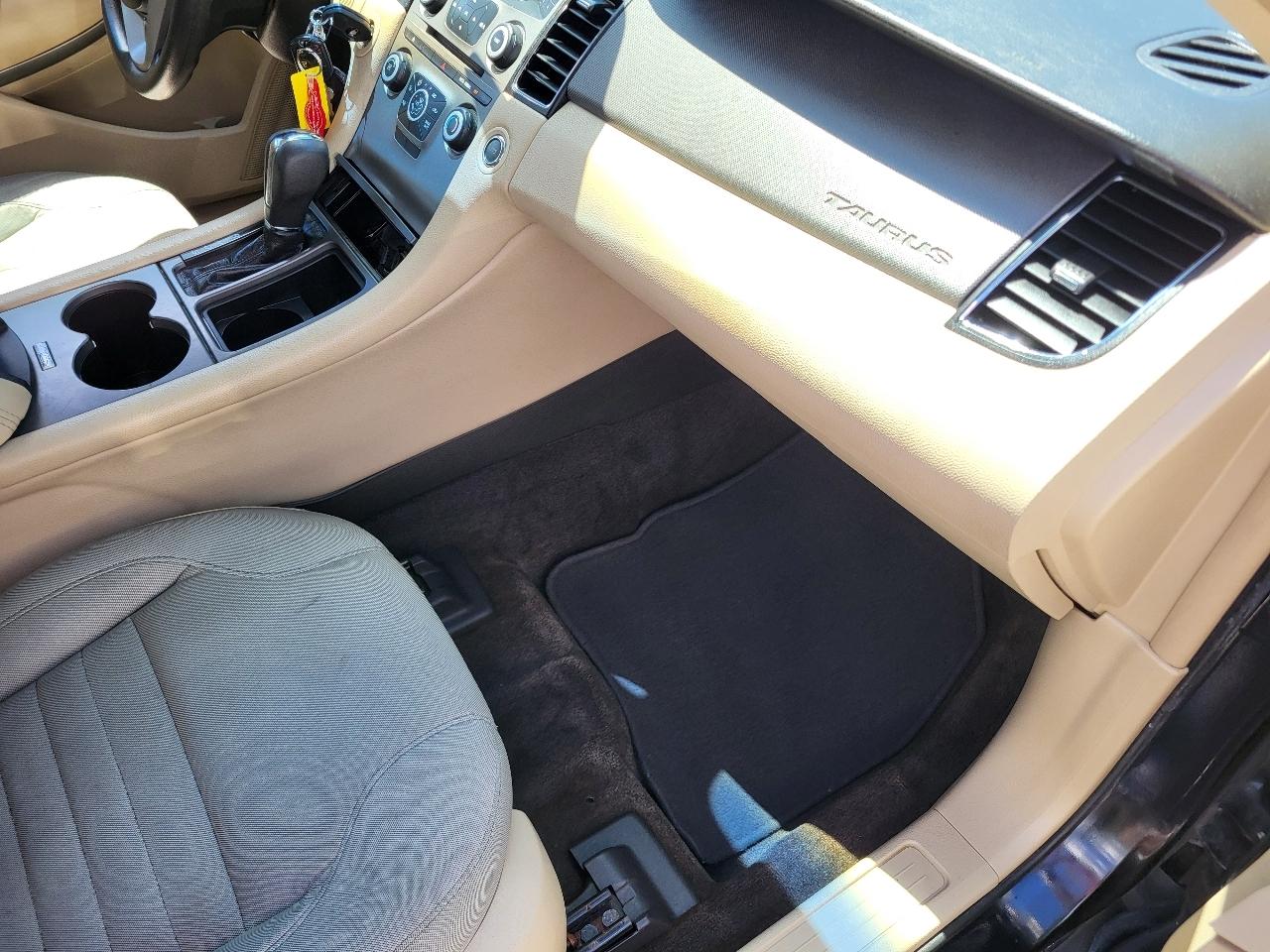 Ford Taurus SE FWD 2014