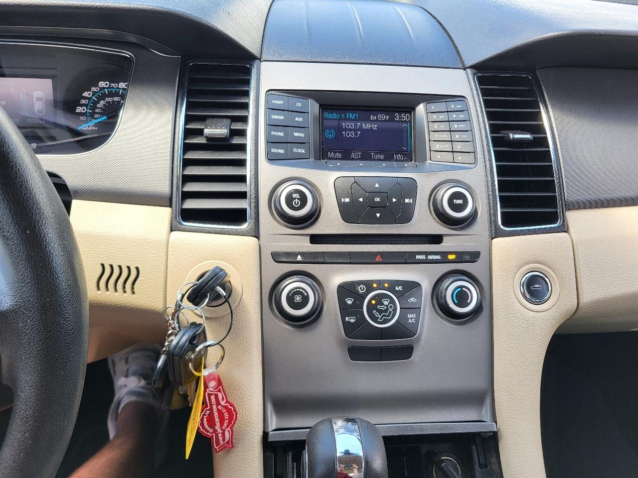 Ford Taurus SE FWD 2014