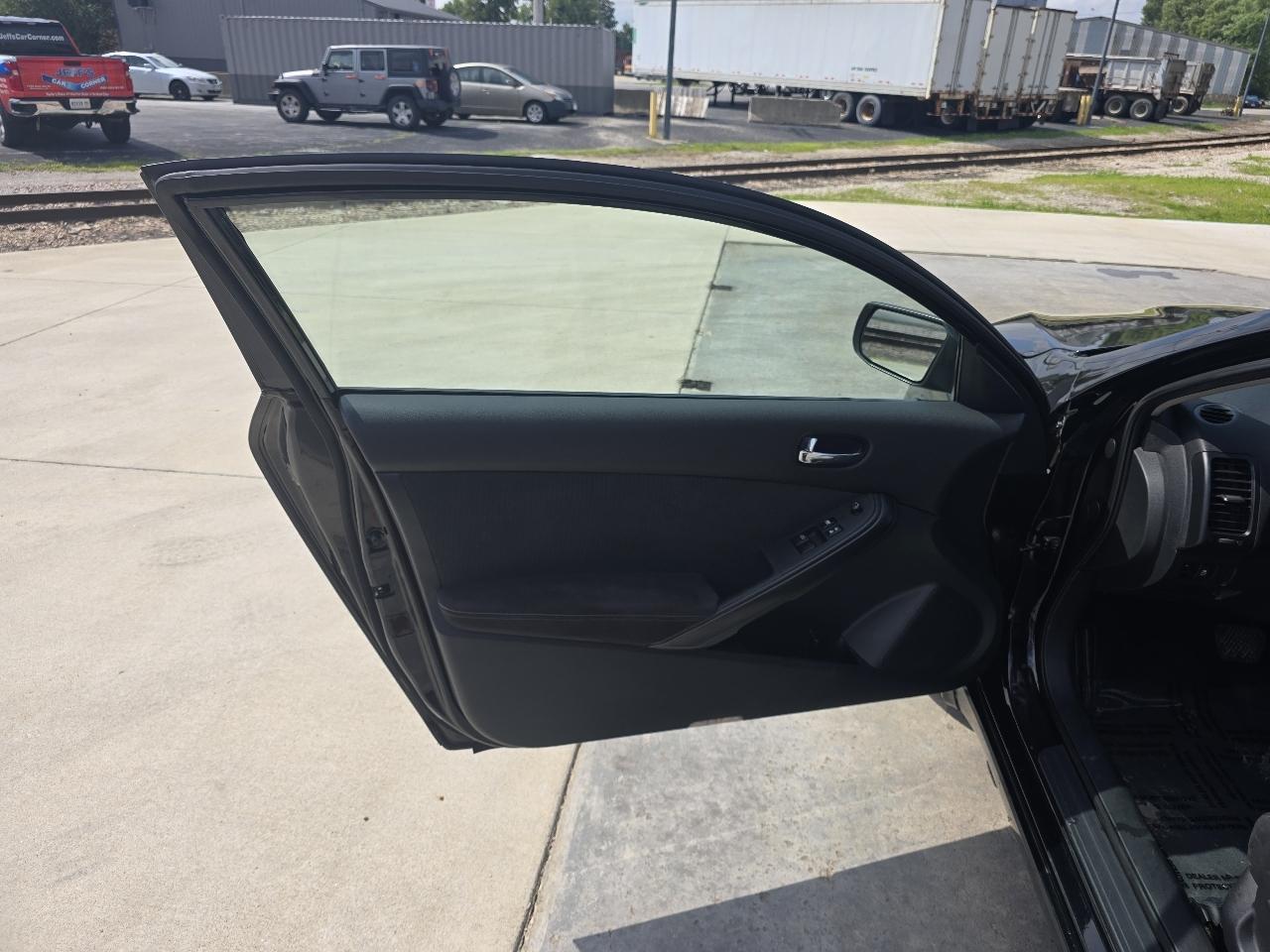 Nissan Altima 2.5 S CVT Coupe 2013