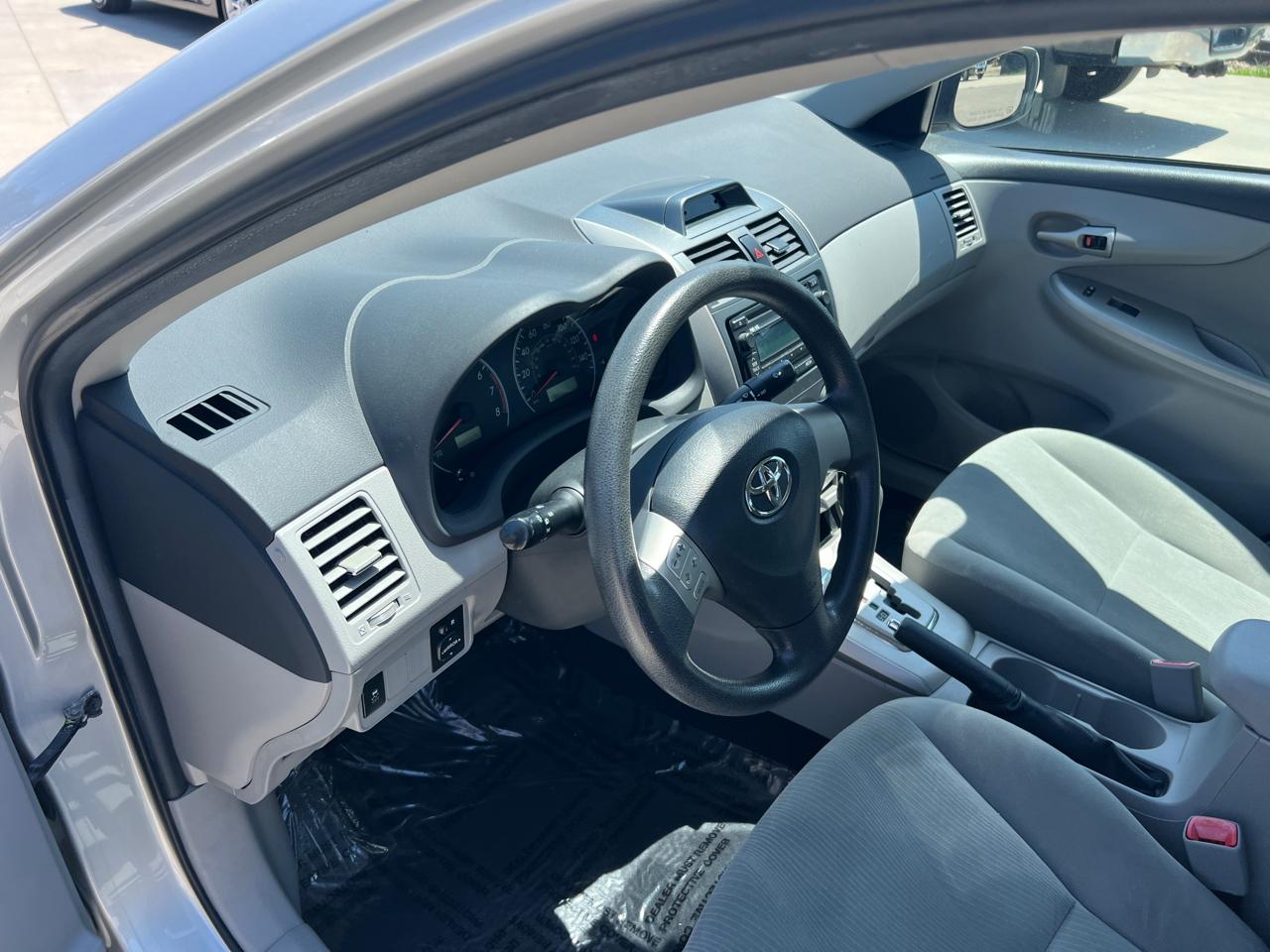 Toyota Corolla LE 4-Speed AT 2012