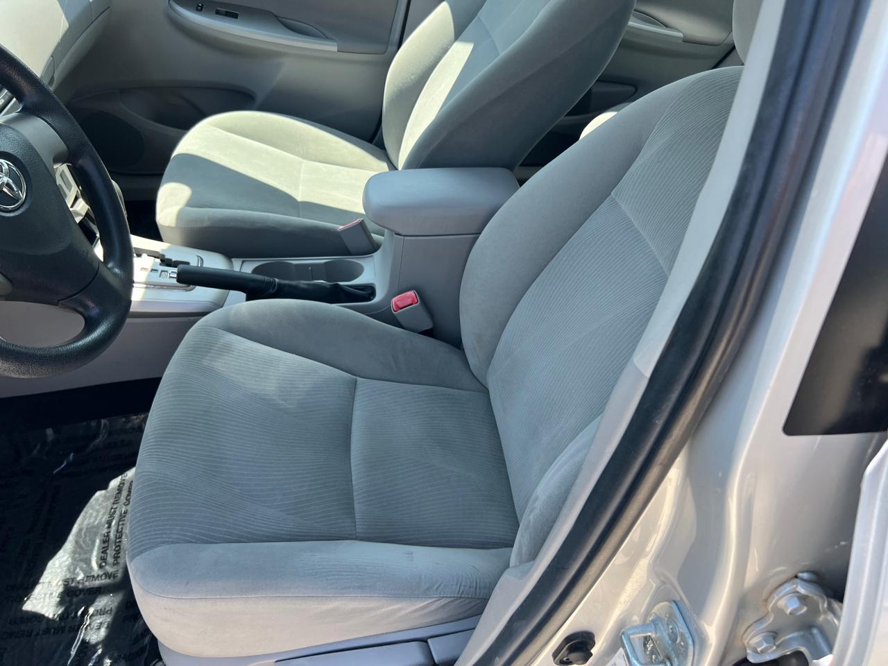 Toyota Corolla LE 4-Speed AT 2012