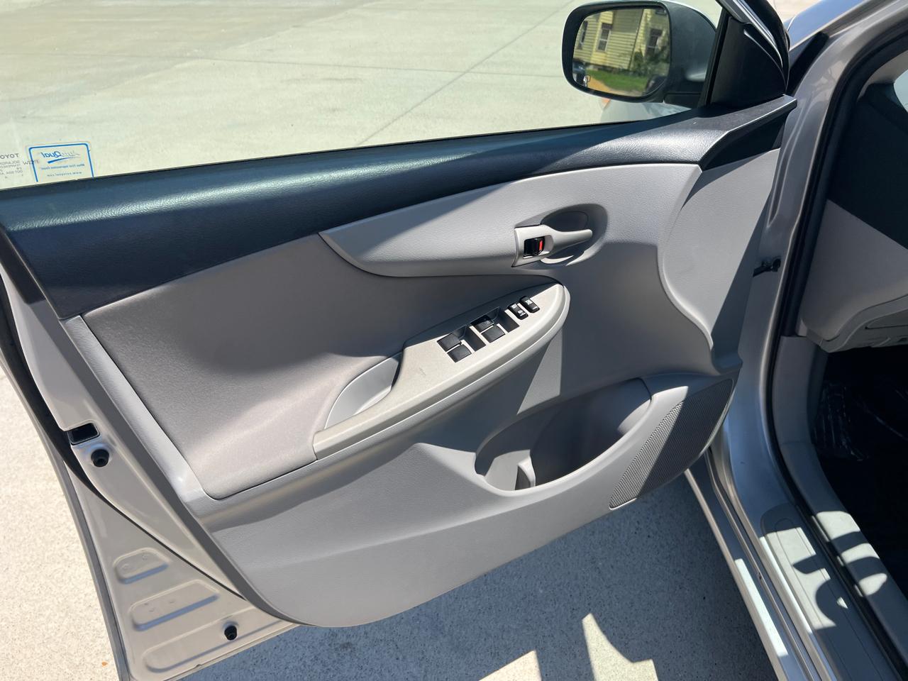 Toyota Corolla LE 4-Speed AT 2012