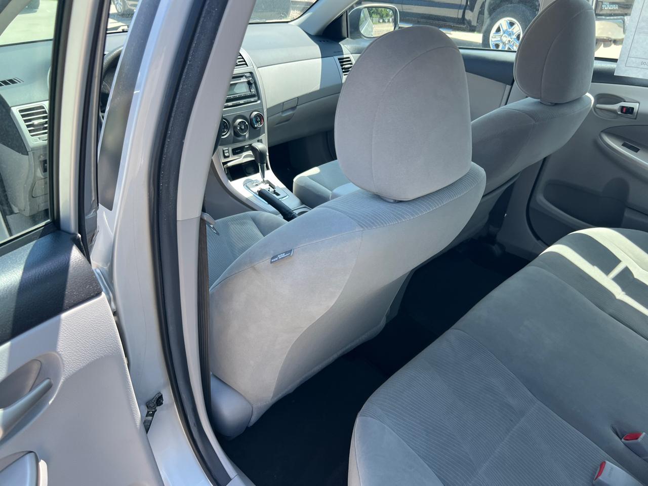 Toyota Corolla LE 4-Speed AT 2012