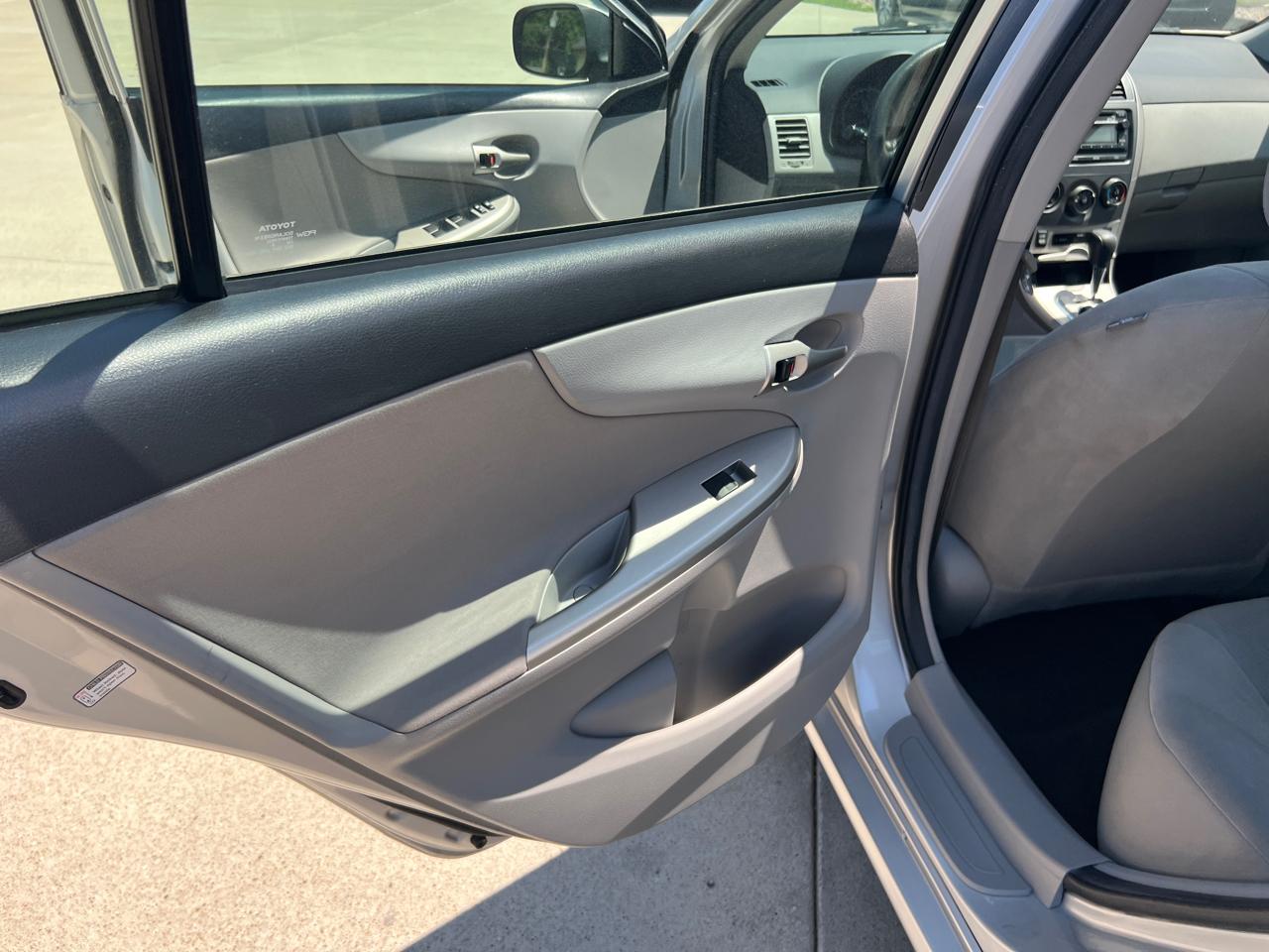 Toyota Corolla LE 4-Speed AT 2012