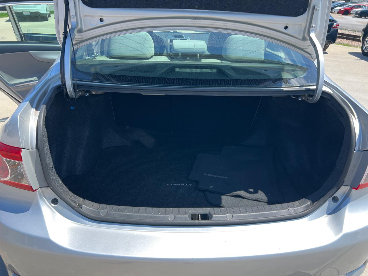 Toyota Corolla LE 4-Speed AT 2012