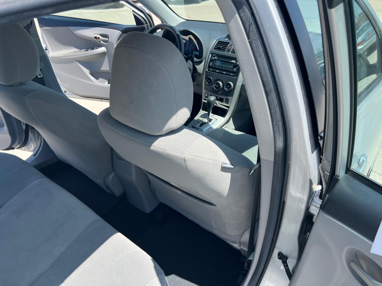 Toyota Corolla LE 4-Speed AT 2012