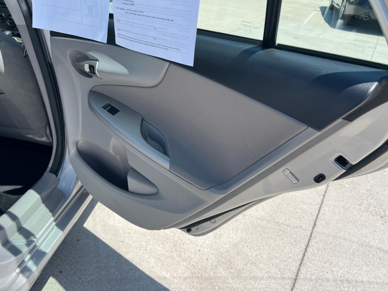 Toyota Corolla LE 4-Speed AT 2012