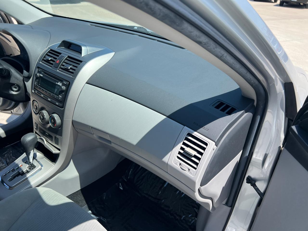 Toyota Corolla LE 4-Speed AT 2012
