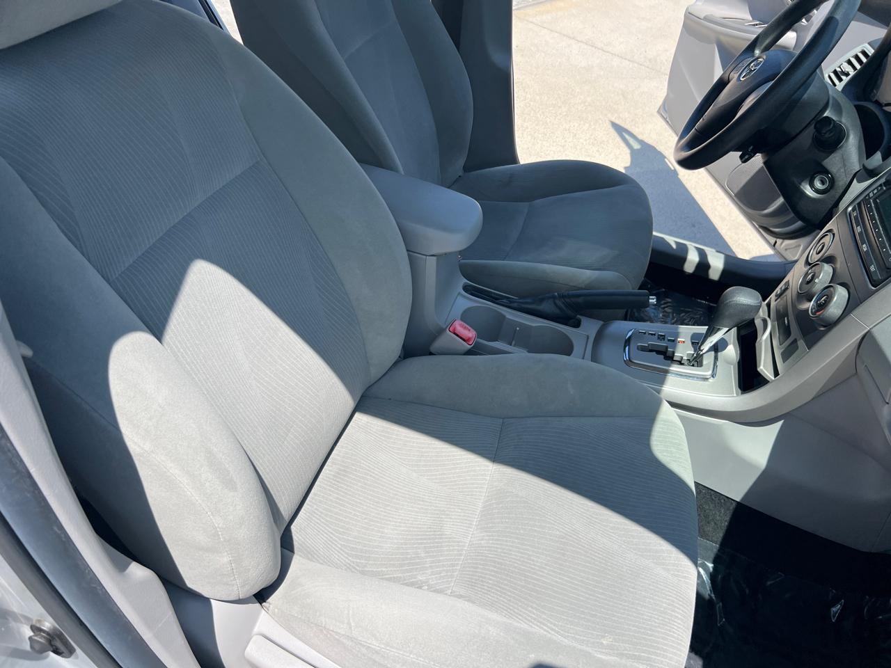 Toyota Corolla LE 4-Speed AT 2012