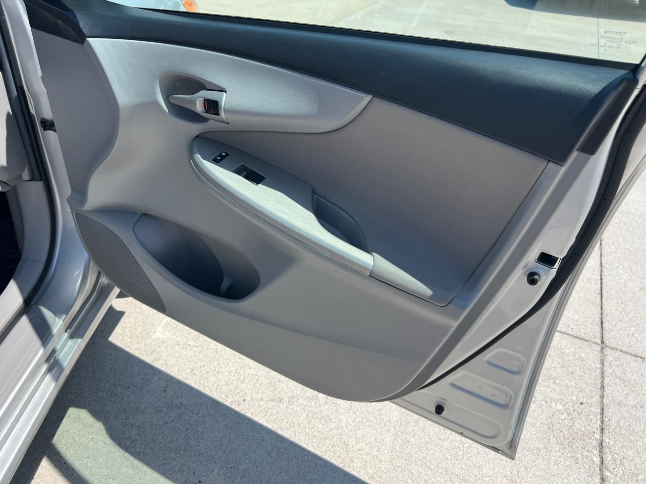 Toyota Corolla LE 4-Speed AT 2012