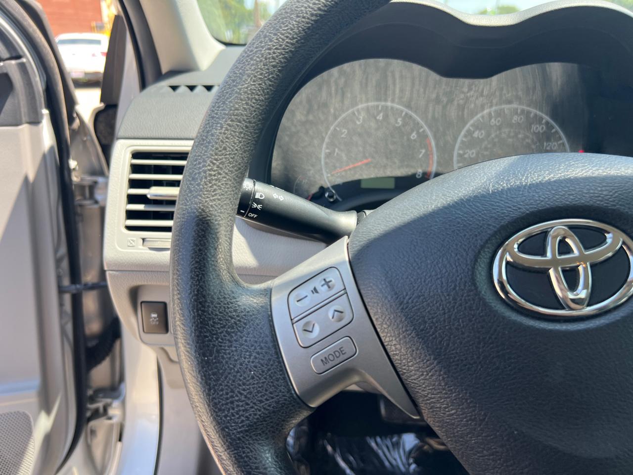 Toyota Corolla LE 4-Speed AT 2012