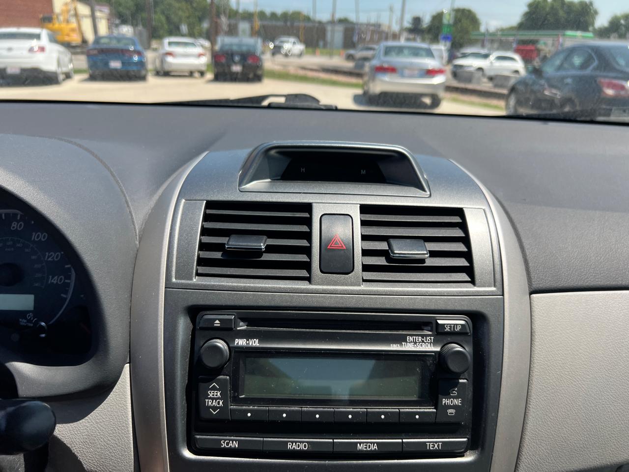 Toyota Corolla LE 4-Speed AT 2012