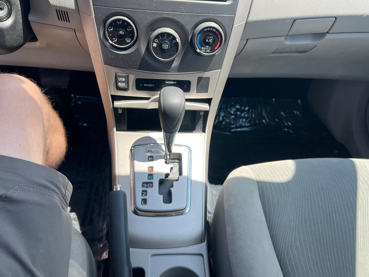 Toyota Corolla LE 4-Speed AT 2012