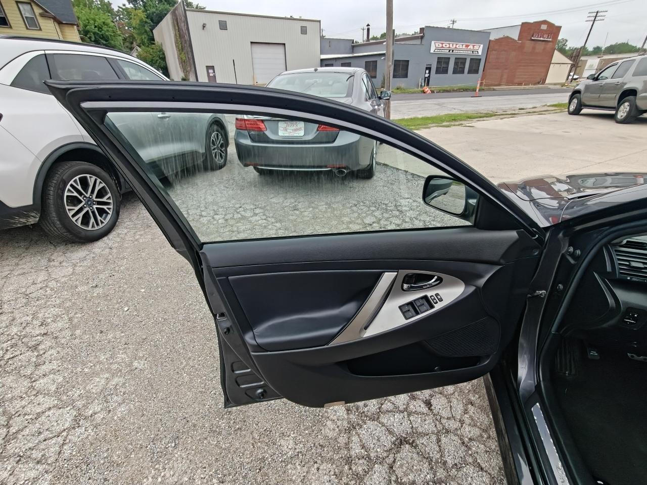 Toyota Camry SE V6 6-Spd AT 2010