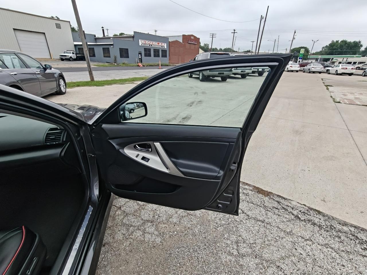 Toyota Camry SE V6 6-Spd AT 2010