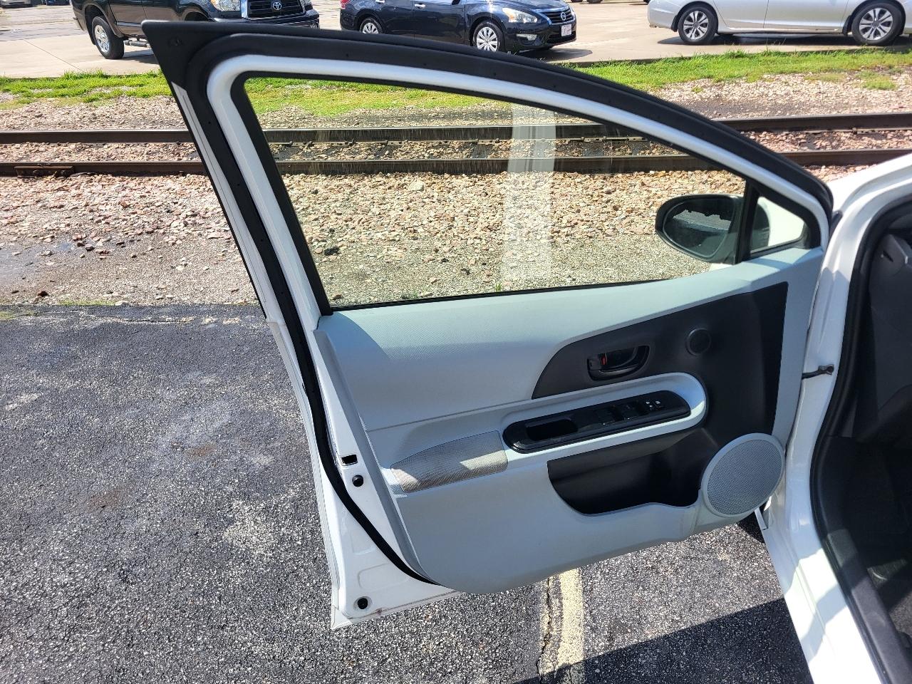 Toyota Prius c Four 2012