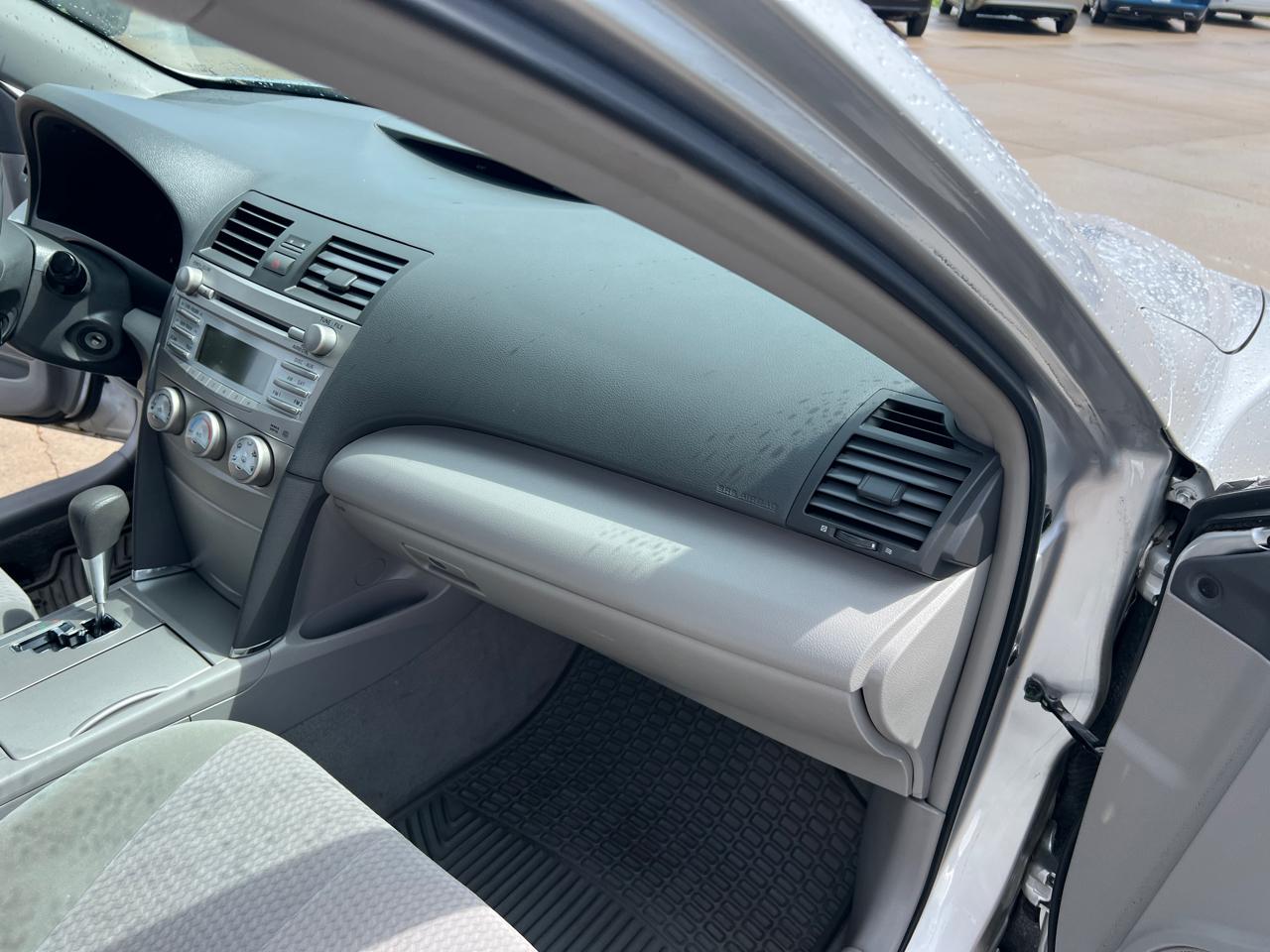 Toyota Camry LE 6-Spd AT 2011