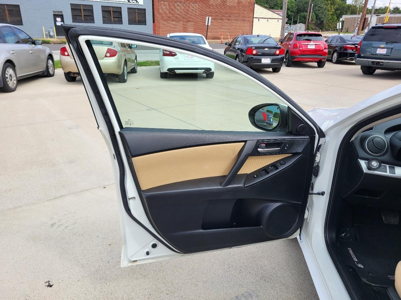 Mazda MAZDA3 i Touring 4-door 2012