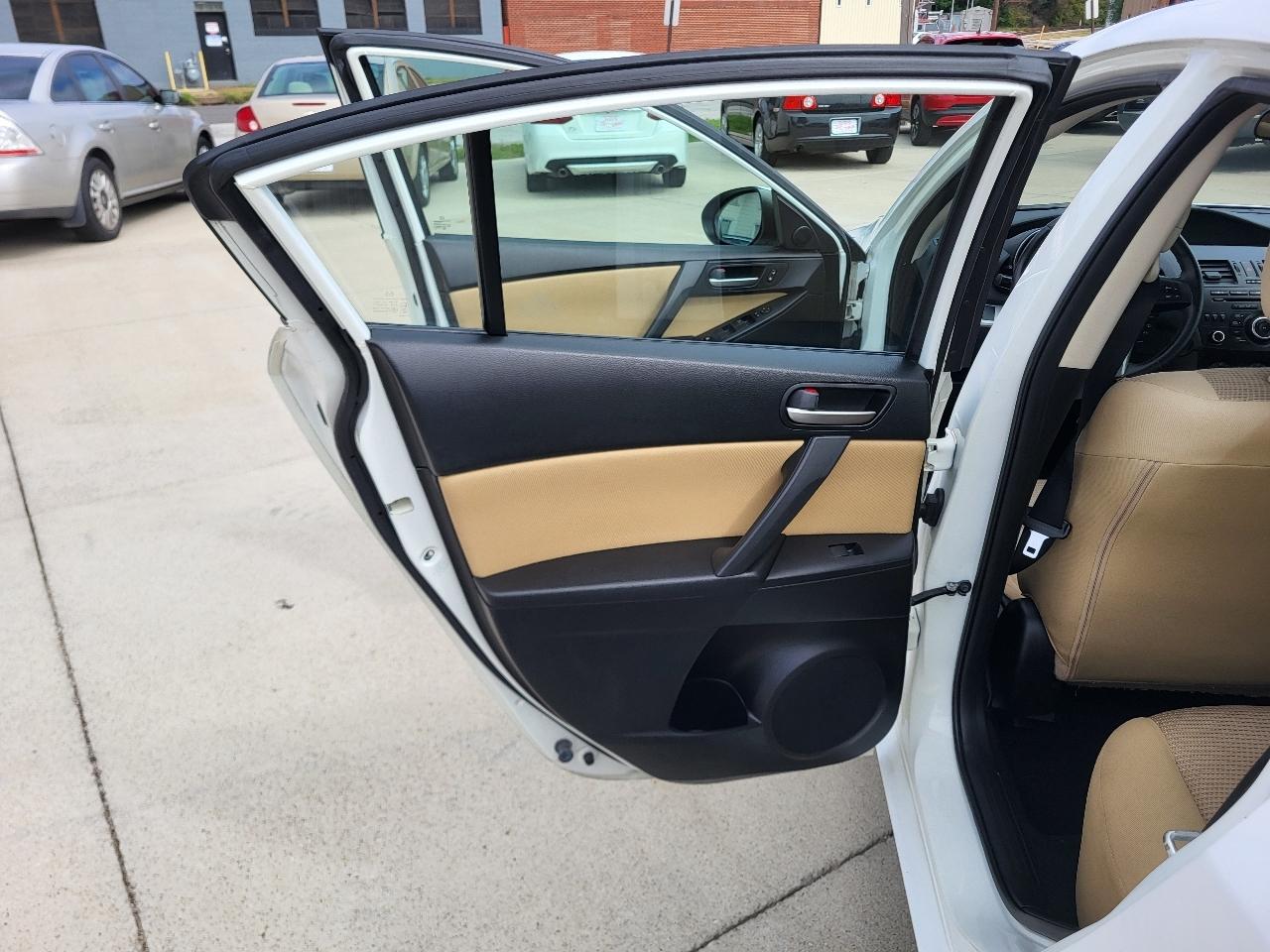 Mazda MAZDA3 i Touring 4-door 2012