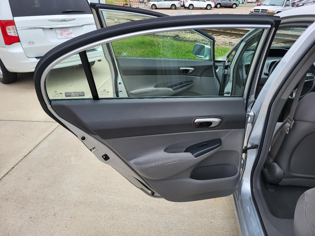 Honda Civic LX Sedan 5-Speed AT 2009