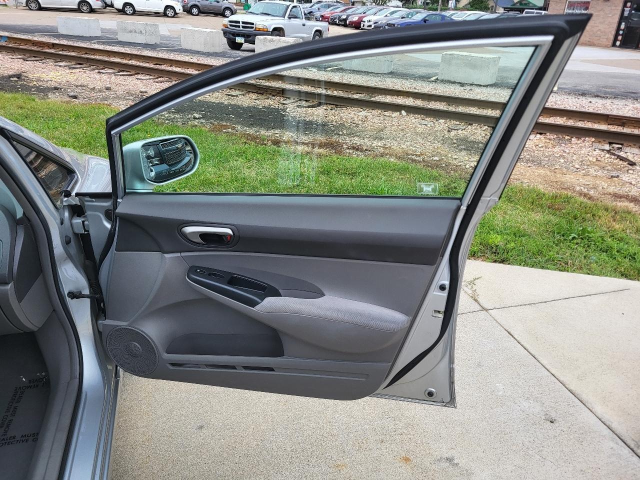 Honda Civic LX Sedan 5-Speed AT 2009