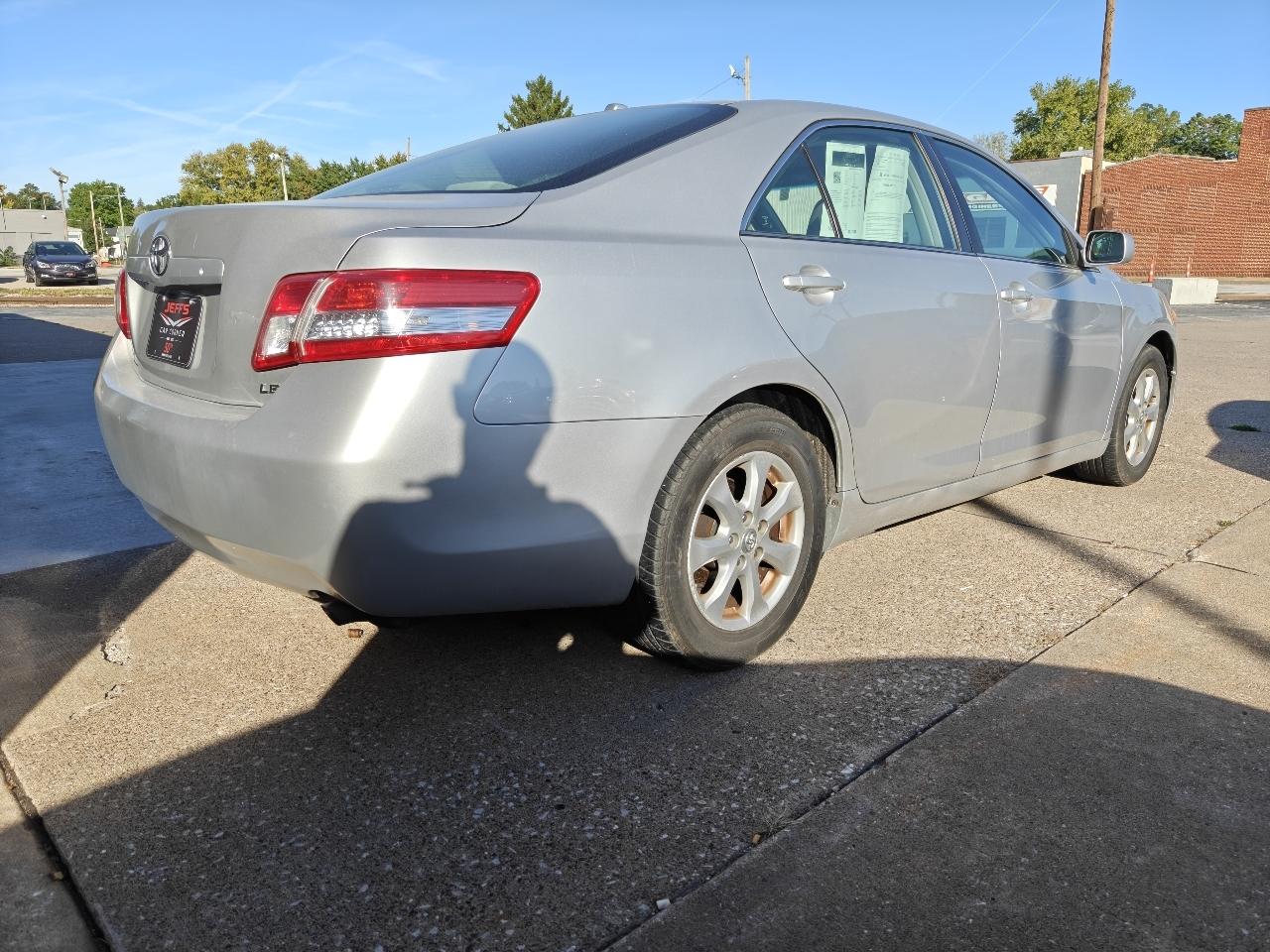 Toyota Camry LE 6-Spd AT 2011