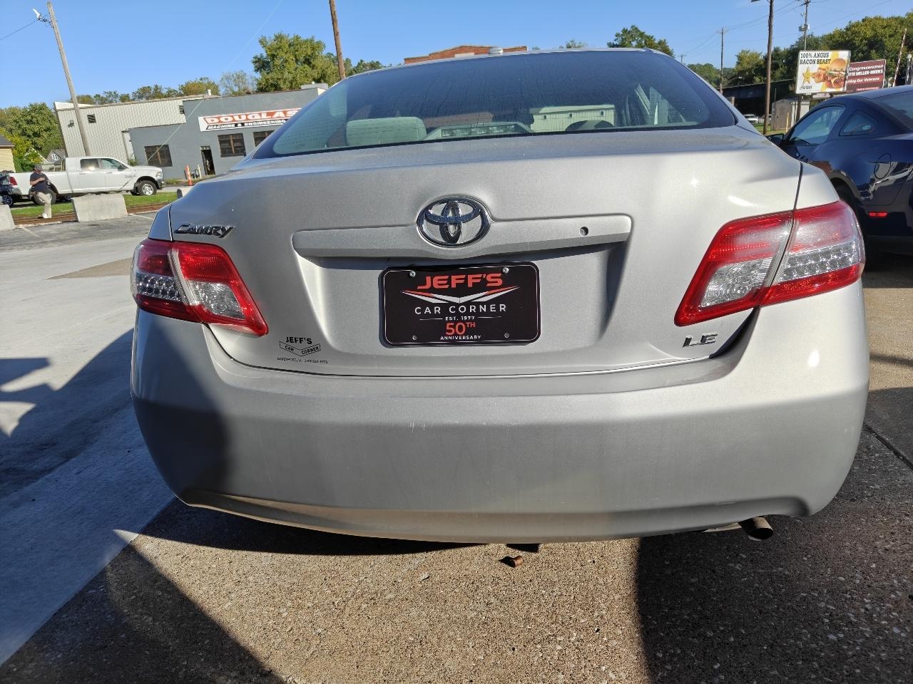 Toyota Camry LE 6-Spd AT 2011