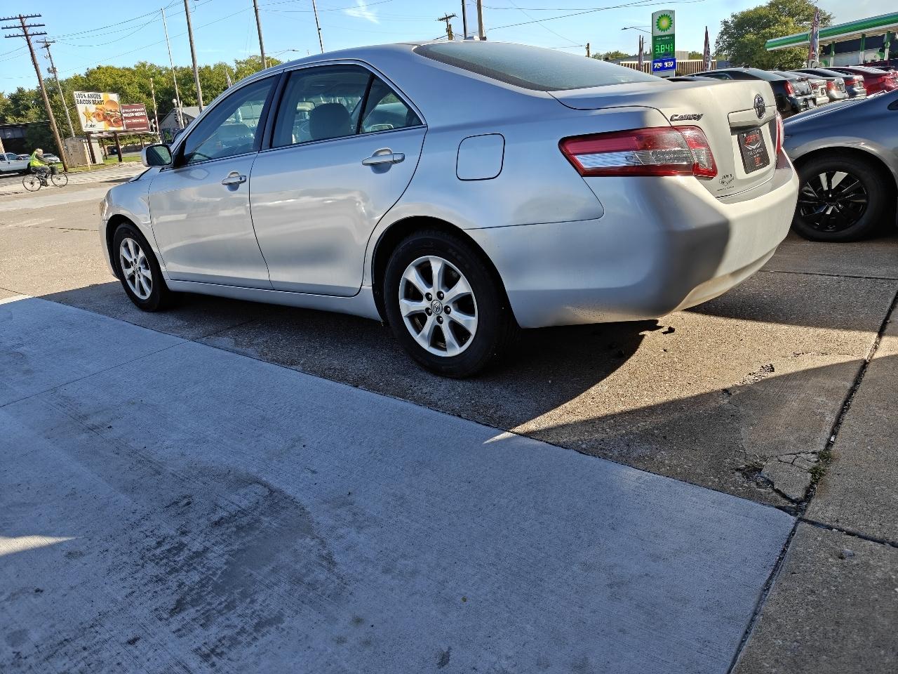 Toyota Camry LE 6-Spd AT 2011
