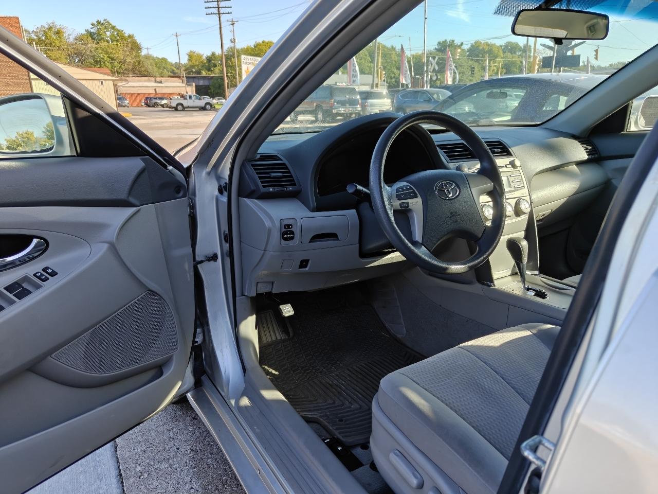 Toyota Camry LE 6-Spd AT 2011