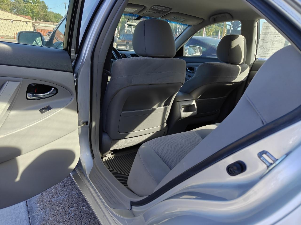 Toyota Camry LE 6-Spd AT 2011