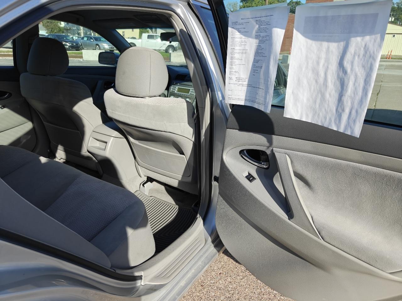 Toyota Camry LE 6-Spd AT 2011