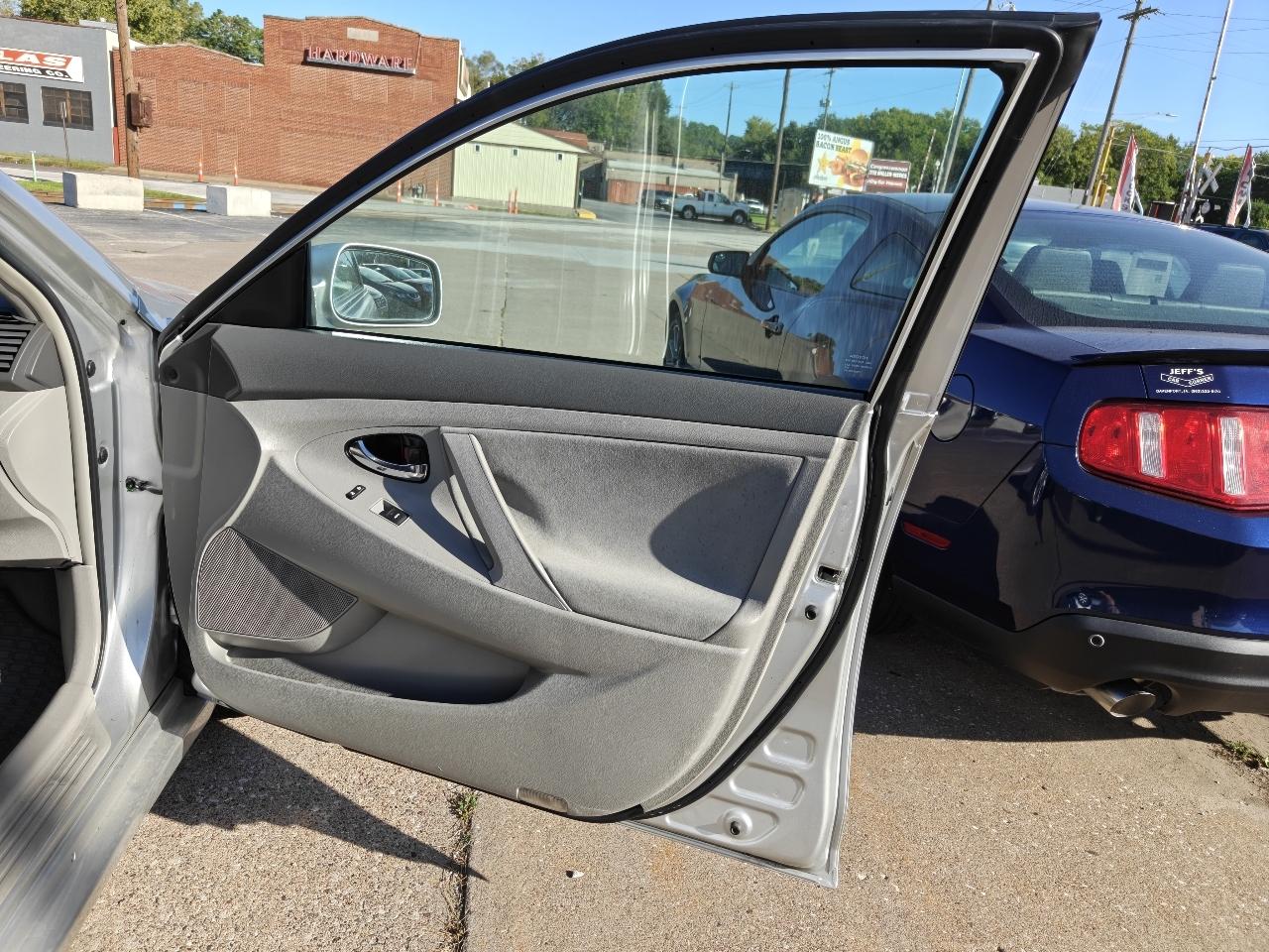 Toyota Camry LE 6-Spd AT 2011
