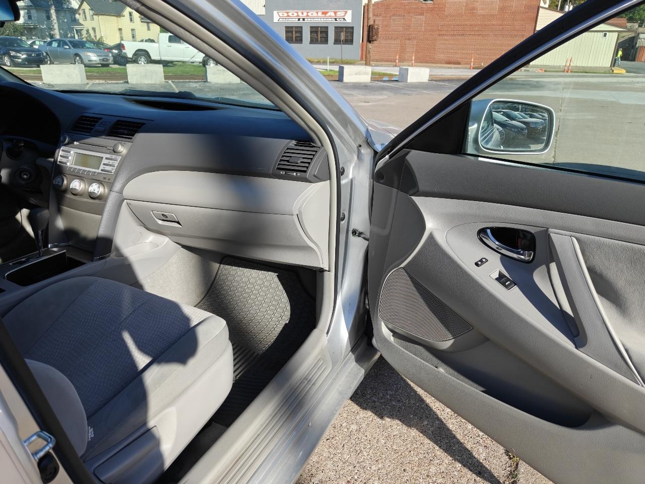 Toyota Camry LE 6-Spd AT 2011