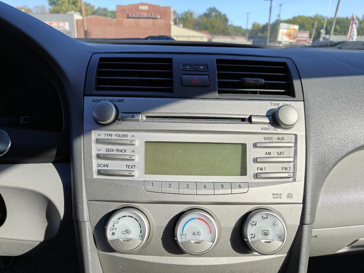 Toyota Camry LE 6-Spd AT 2011