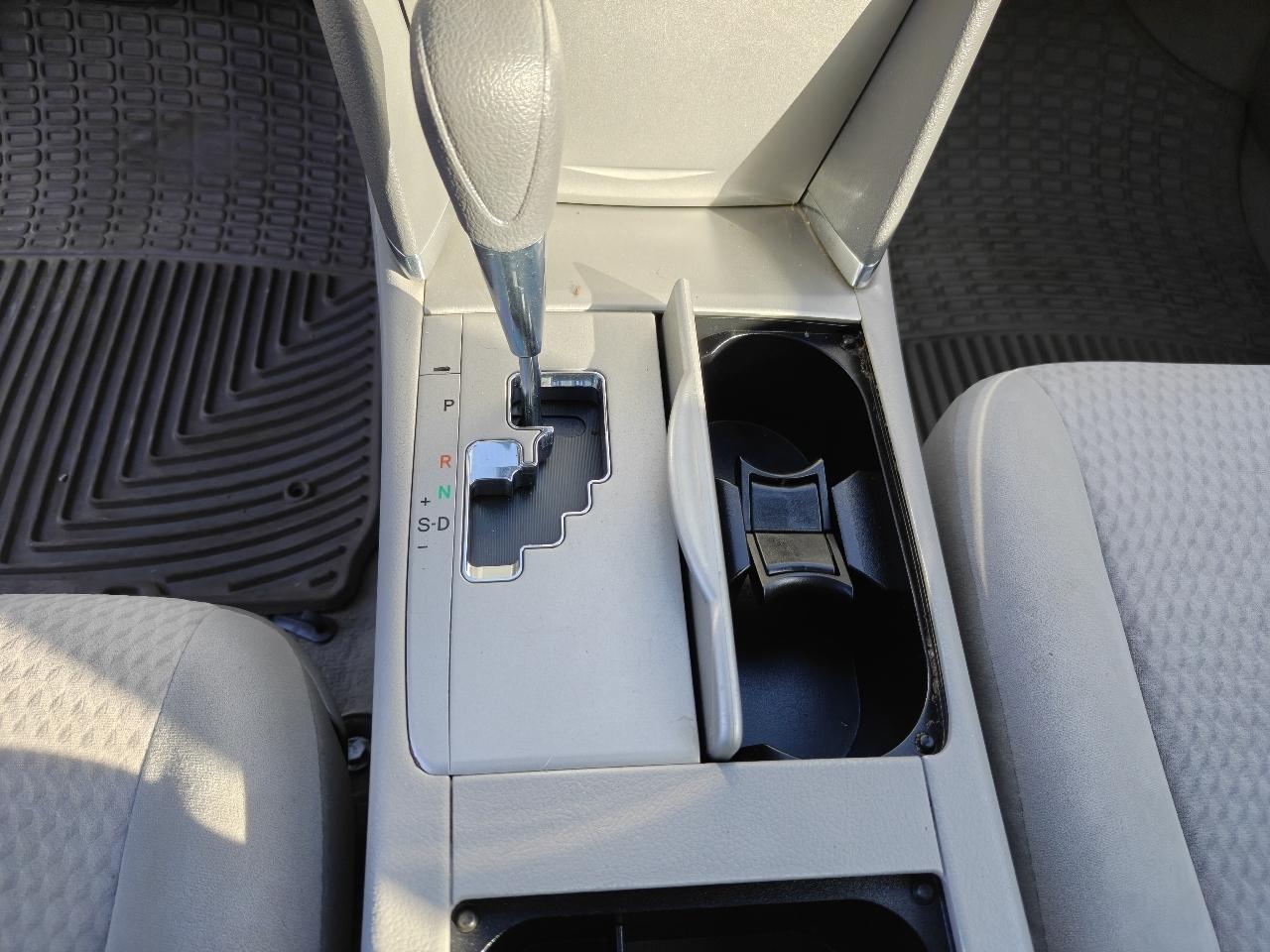 Toyota Camry LE 6-Spd AT 2011
