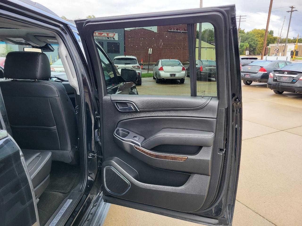 Chevrolet Suburban LT 4WD 2016