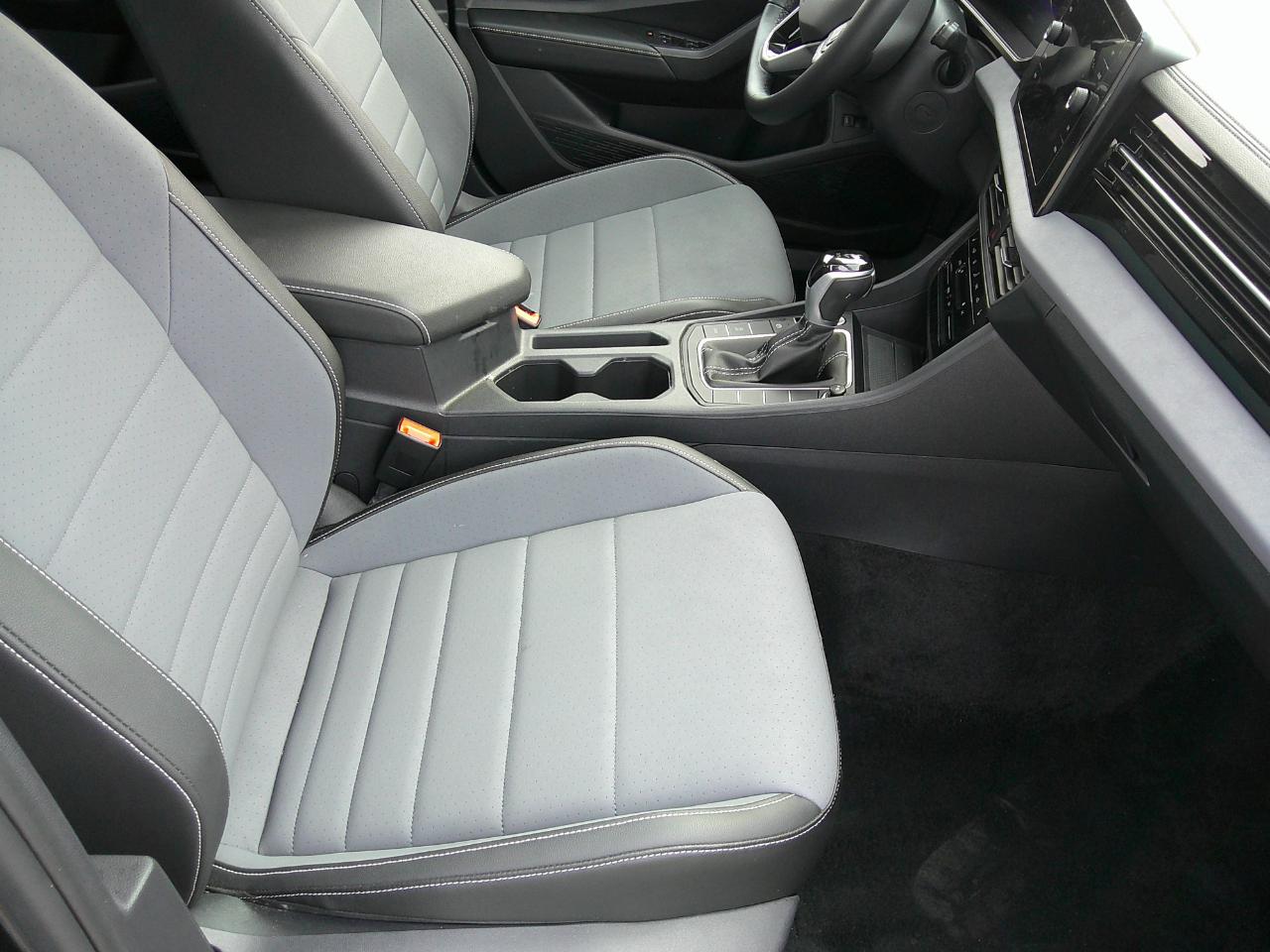 Volkswagen Jetta SE Auto 2025